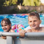 Kinder spielen im Pool