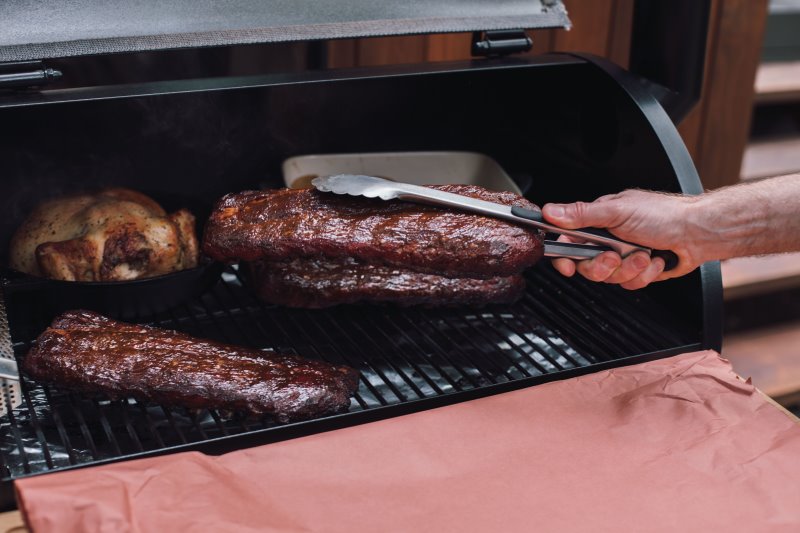 Auf einem Pelletgrill zubereitete Rippchen