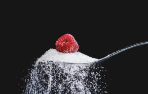 Ein Teelöffel der mit Stevia befüllt ist