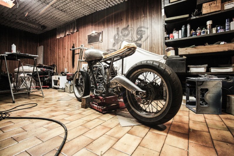 Motorrad in einer Garage