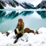 Frau an Lake Louise