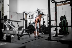 Frau im Fitnessstudio beim Kreuzheben