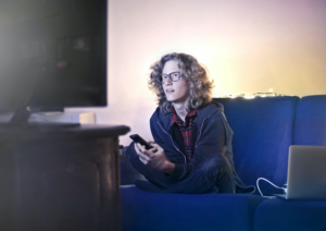 Eine Person beim Fernsehen.
