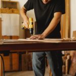 Handwerker baut Fahrradgarage