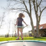 Mädchen springt auf einem Trampolin