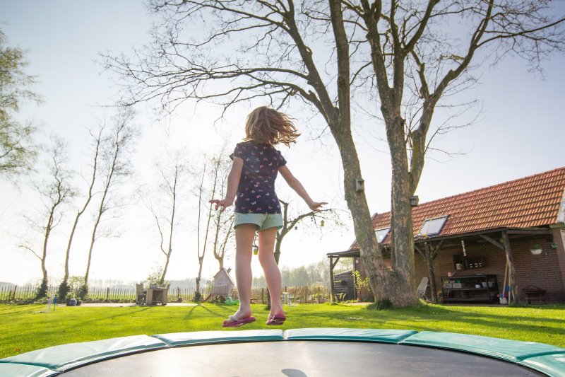 Mädchen springt auf einem Trampolin