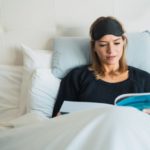 Im Bett lesen mit Leseknochen