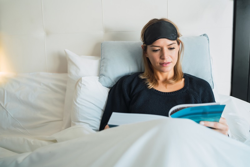 Im Bett lesen mit Leseknochen