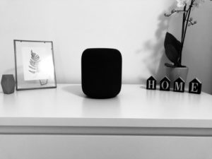 Multiroom-Lautsprecher auf Kommode