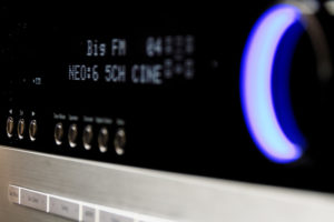 Ein Close-Up des Displays eines 5.1 Receiver mit digitaler Wiedergabe