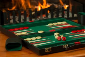 Backgammonspielbrett vor Kamin