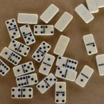 Dominosteine, um Mexican Train zu spielen