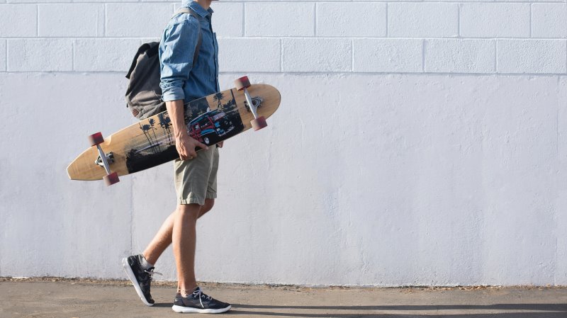 Ein Mann mit einem Longboard