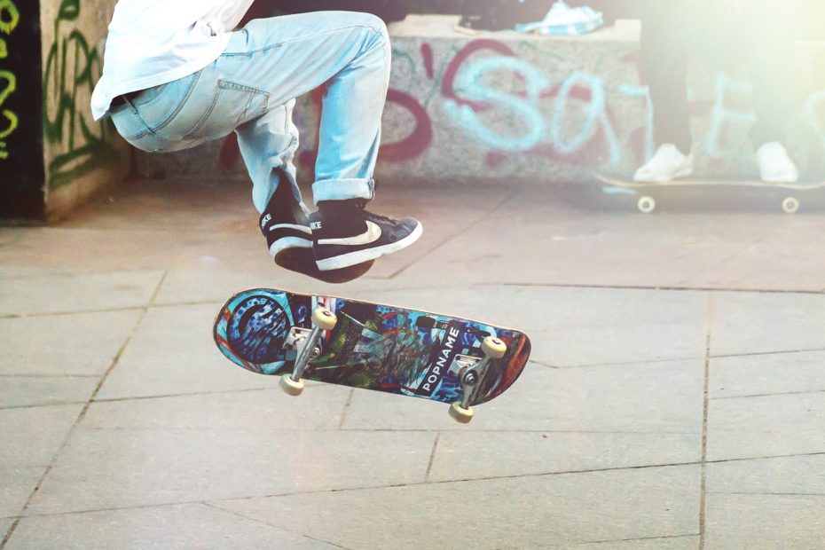 Ein Skater vollführt einen Trick mit seinem Skateboard.