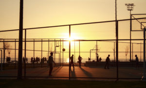 Streetballspiel im Käfig