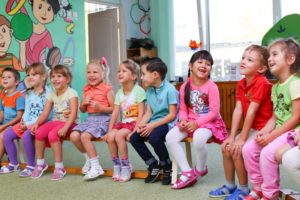 Kinder spielen ein Stuhlkreisspiel im Kindergarten
