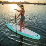 stand up paddling frau auf dem board