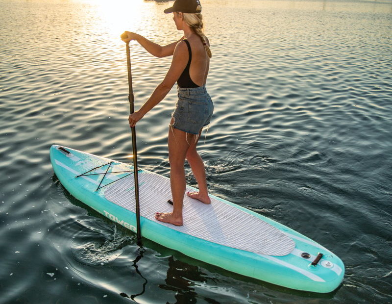 stand up paddling frau auf dem board