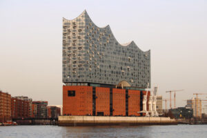 Die Elbphilharmonie neben dem Hamburger Hafen.
