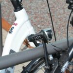 Fahrrad ist mit einem Zahlenschloss an einer Stange befestigt