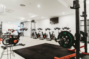 Ein Fitnessstudio mit vielen Geräten