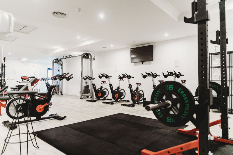 Ein Fitnessstudio mit vielen Geräten