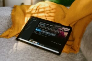 Amazon Prime Video wird auf einen Bildschirm abgespielt
