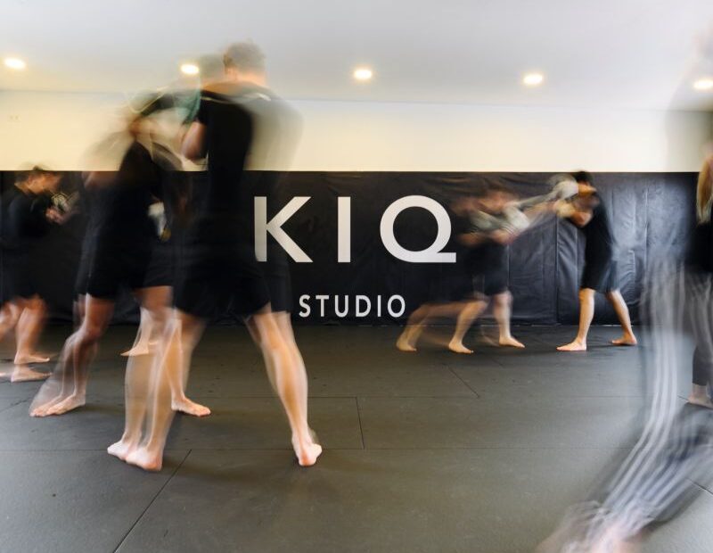 Kampfsporttraining in Bewegung mit Fokus auf Dynamik und Technik