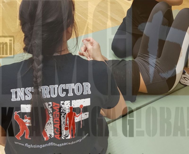 Zwei Krav Maga-Praktizierende üben verschiedene Techniken während des Trainings.