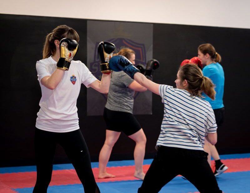 Frauen beim Boxtraining mit Fokus auf Technik und Sparring