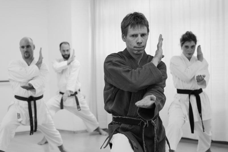Karate-Training in Kata-Form, mit Fokus auf präzise Bewegungen und Technik.