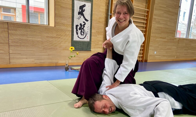 Aikido Training – Zwei Praktizierende in Aktion während einer Aikido-Übung auf der Matte.