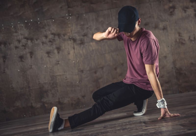 Mann tanzt Breakdance