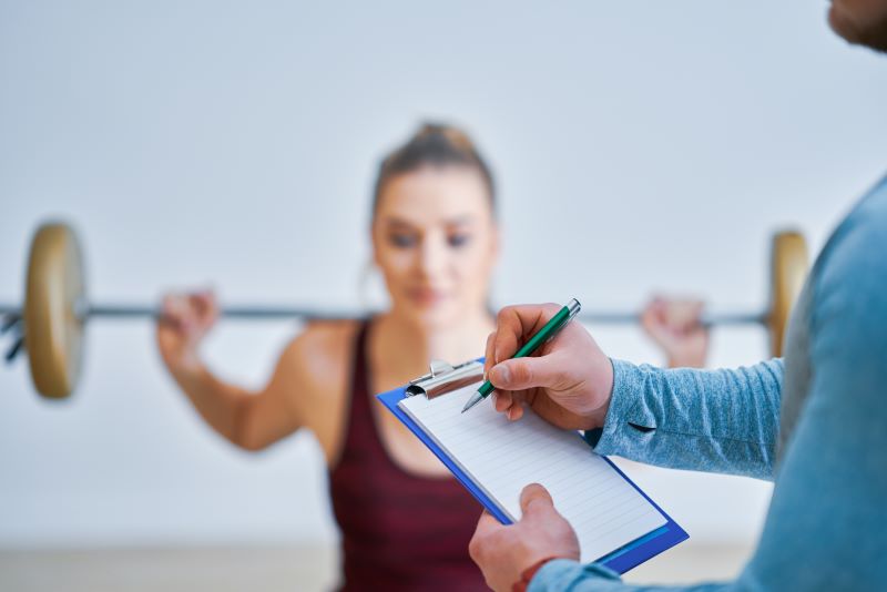 Fitnesstrainer Bild mit Hantel
