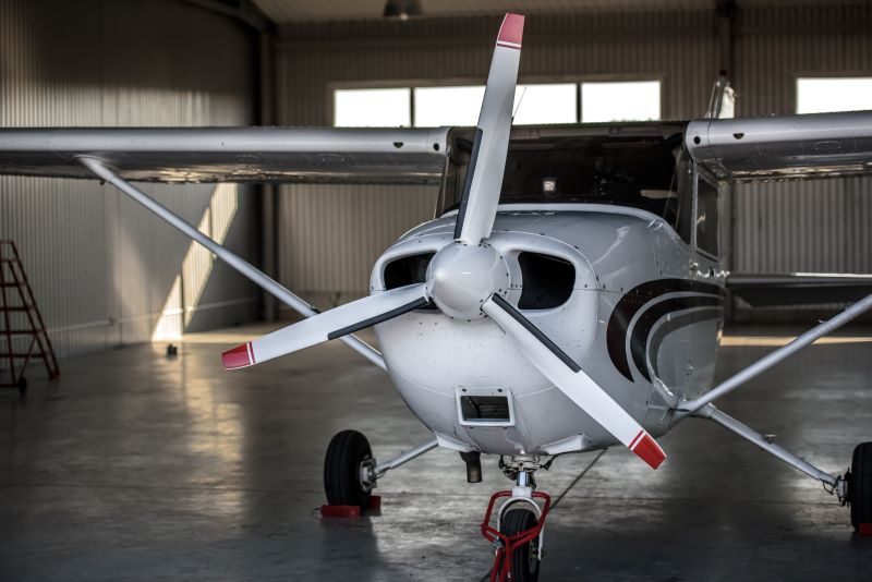 Flugzeug in Halle