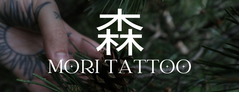 Logo von Mori Tattoo, bestehend aus japanischen Schriftzeichen und dem Studio-Namen "MORI TATTOO".