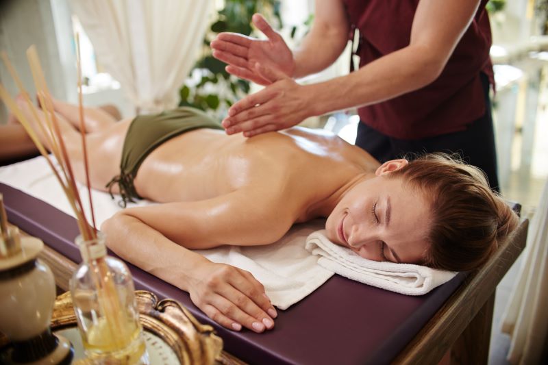 Rückenmassage Frau auf Liege