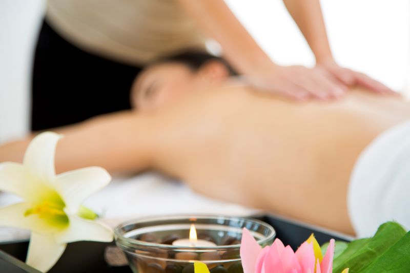 Rückenmassage im Hintergrund