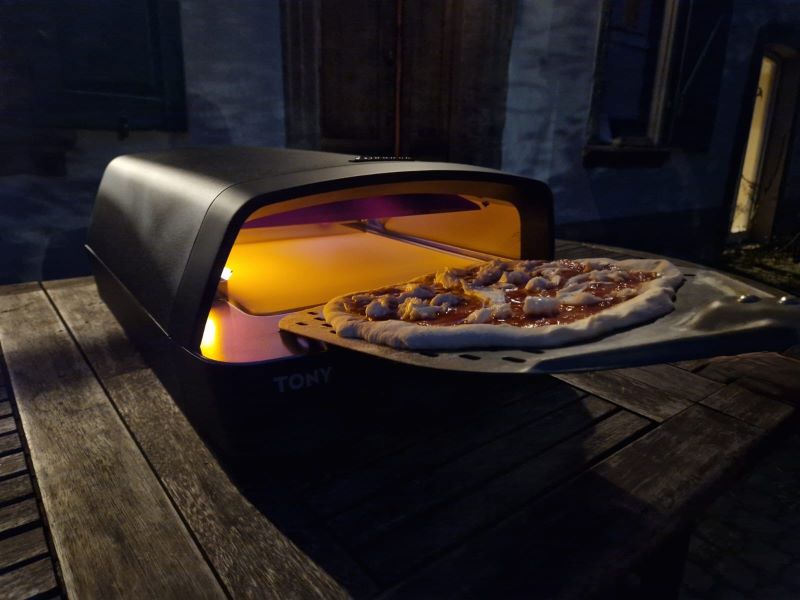 Pizzaofen Tony beim ersten Einsatz mit Pizzablech.