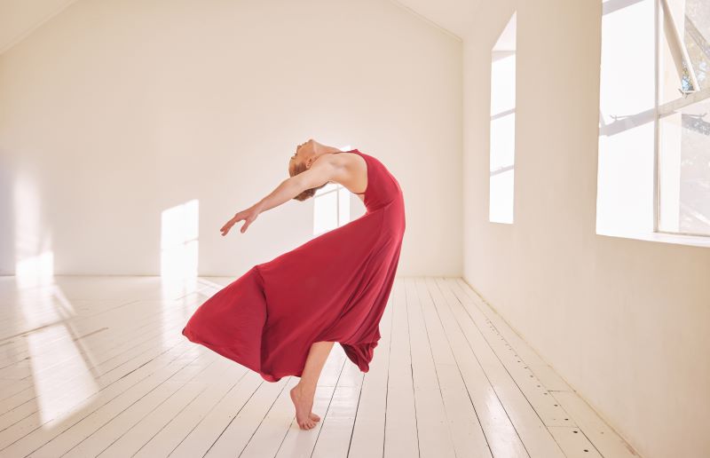 Frau im roten Kleid